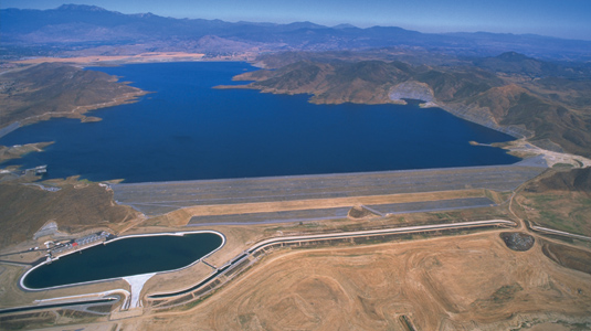 Diamond Valley Reservoir Dam.jpg